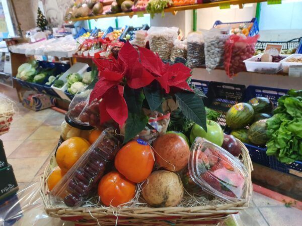 regalo cesta de fruta con planta
